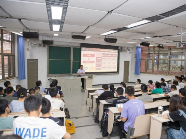 学生认真完成作业和展开五光十色的科普体育艺术阅览兴趣