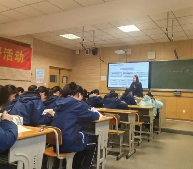 观看缺少互动也缺少全班同学同在一个讲堂空间学习的亲切感