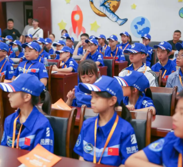 孩子在科考船上看星星在航天发射现场感受大国重器